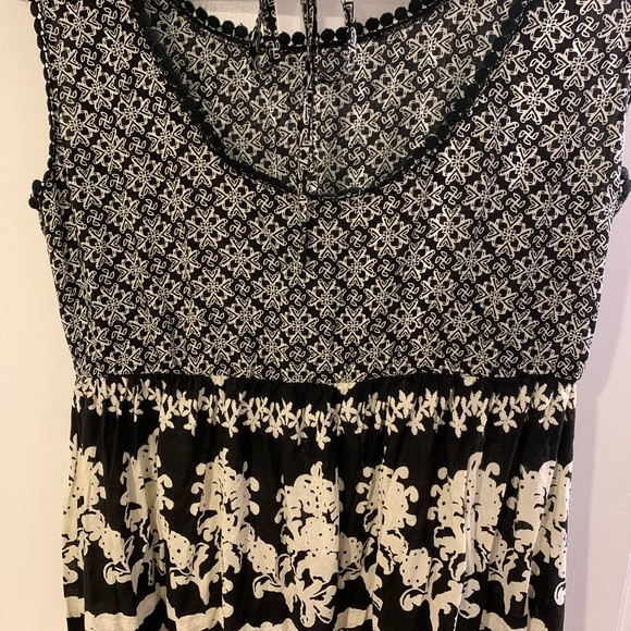 Maxi Dress Beautiful Pattern Crew Neck Tie In Back Size Med Dress up or casual! - Picture 3 of 4